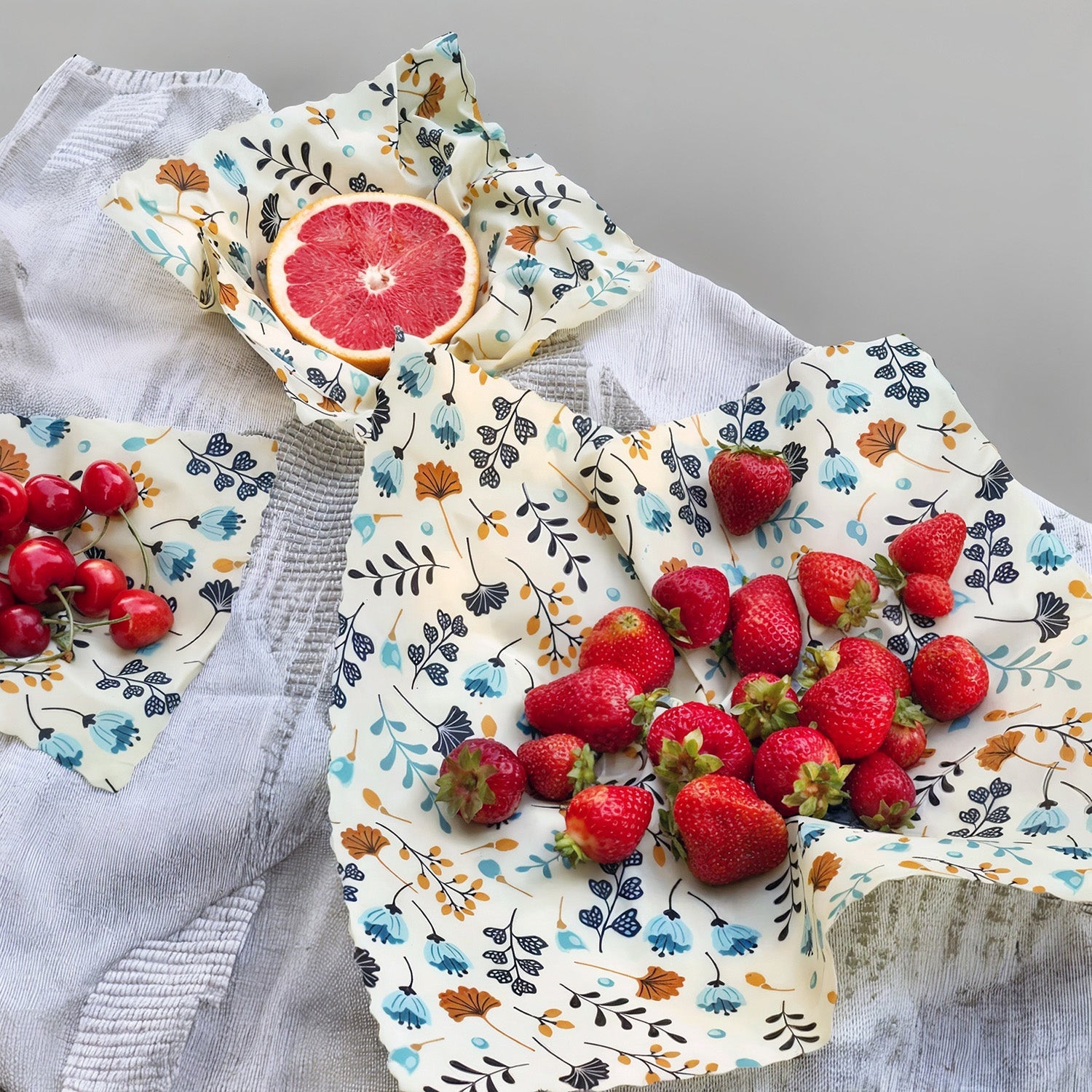 Bivaxdukar 3 pack med blåa blommor tillsammans med frukter