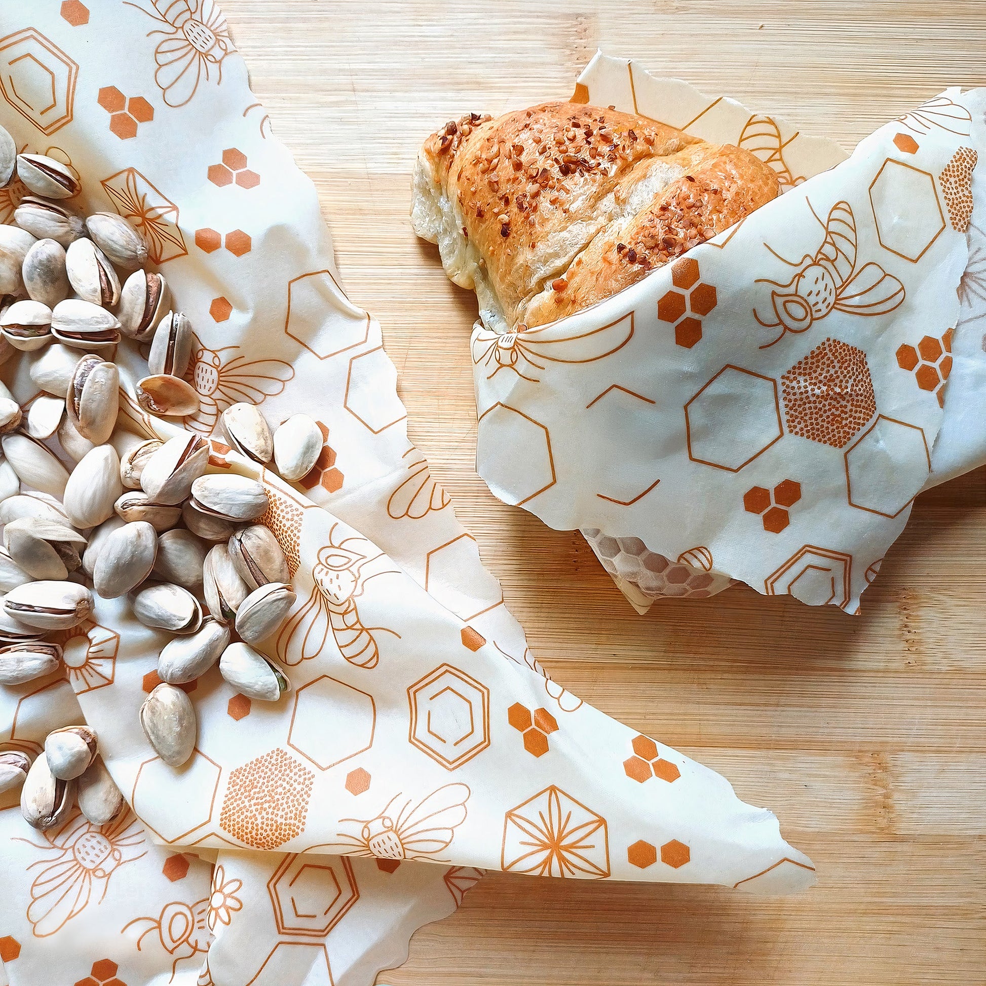 Bivaxdukar 3 pack med honungsbin tillsammans med bröd och nötter