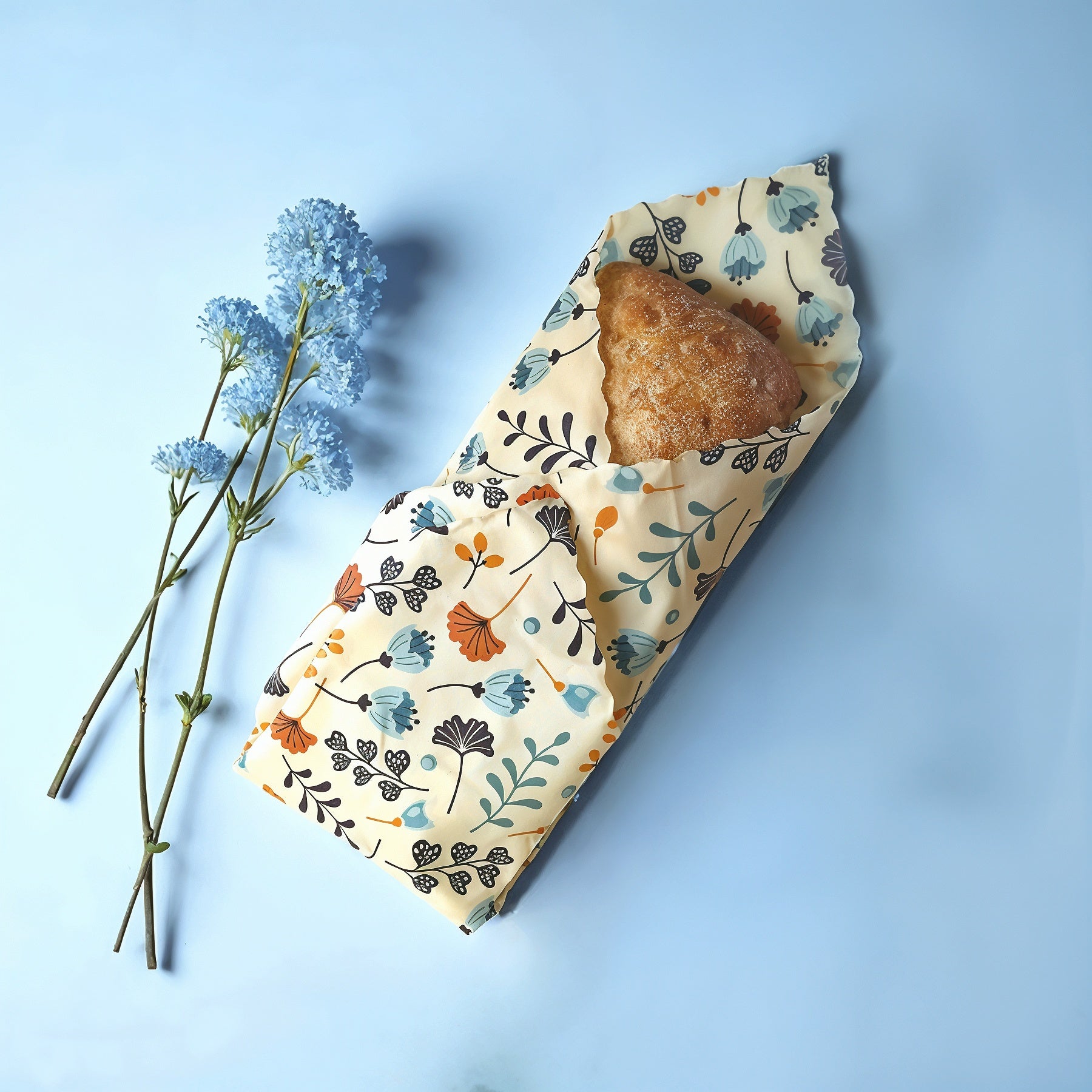 Bivaxdukar 3 pack med blåa blommor tillsammans med bröd