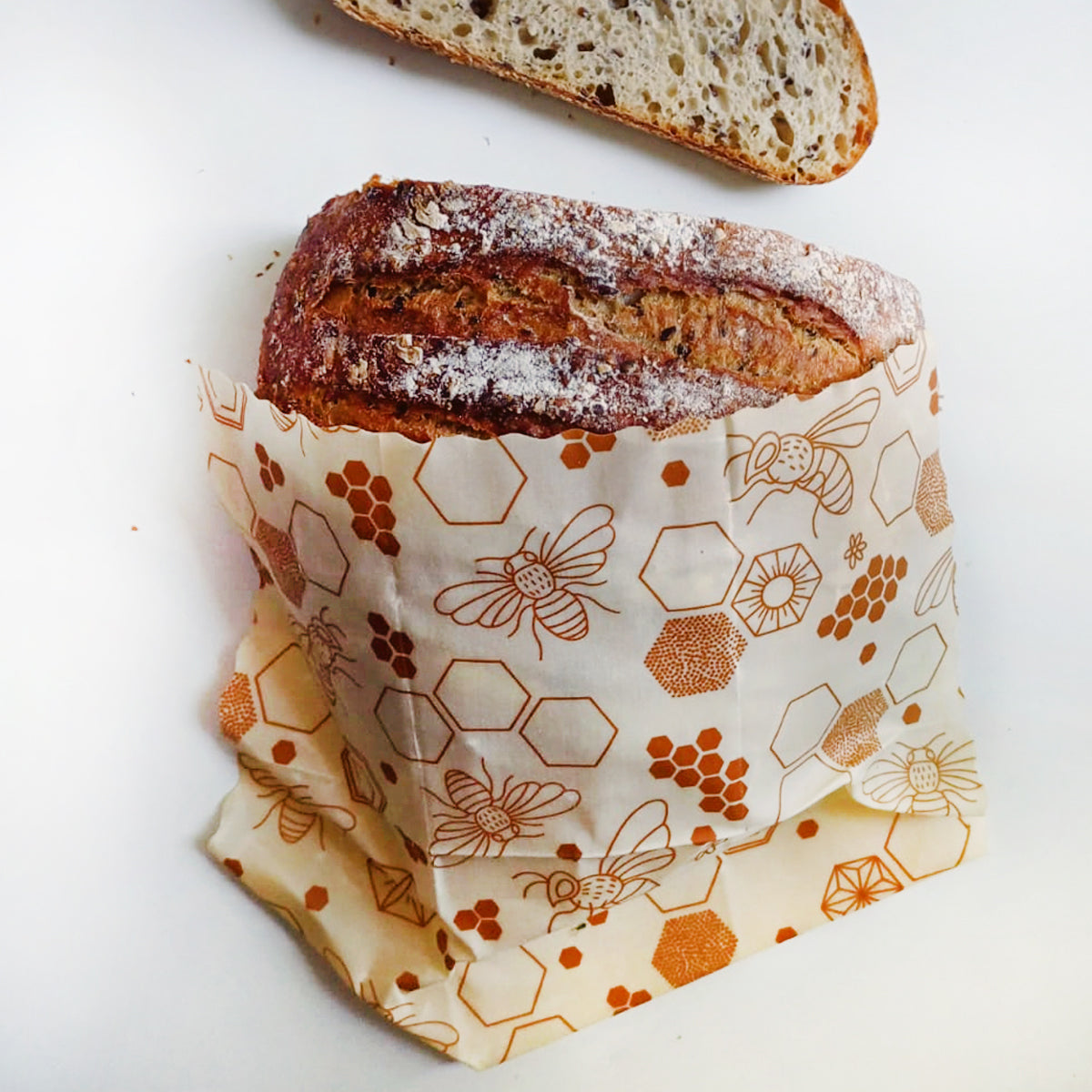 Bivaxdukar 3 pack med honungsbin tillsammans med bröd