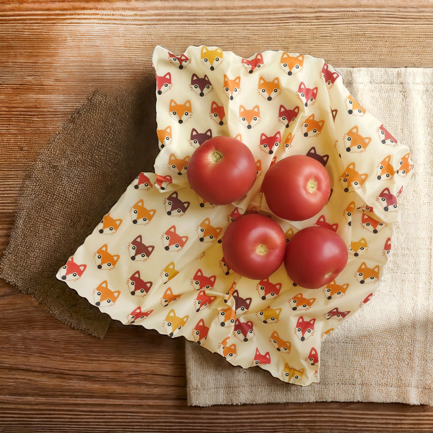 Bivaxdukar 3 pack med rävar på ett bord tillsammans med tomater