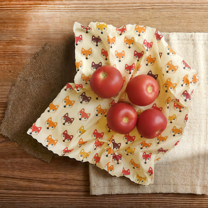 Bivaxdukar 3 pack med rävar på ett bord tillsammans med tomater